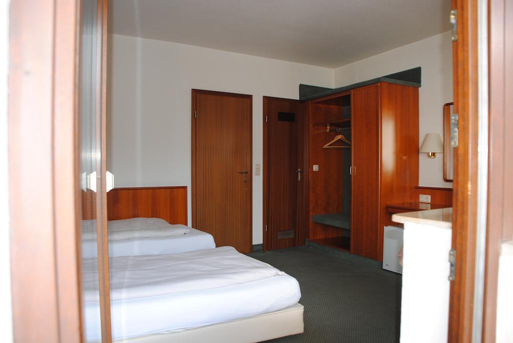 Hotel Kurfuerst Garni Germersheim Rum bild